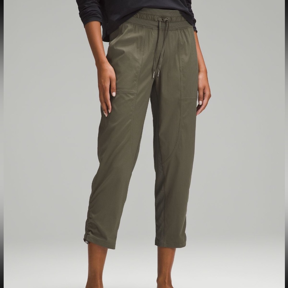 Women’s lululemon dance studio crop